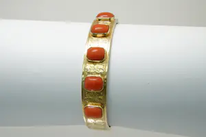 35-  Zware & fraai bewerkte 14 karaat gouden armband met bloedkoraal kopen? Bied vanaf 1400!