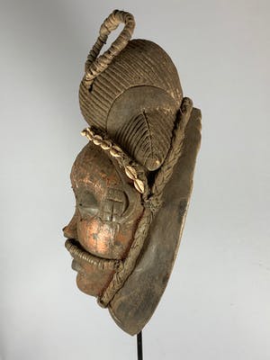 Punu - Tribal used Old African female Bronze mask from the Punu with Cap - Gabon. kopen? Bied vanaf 75!