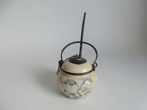 Niet of onleesbaar gesigneerd - Chinees porselein potje met decoratie en karakters kopen? Bied vanaf 10!