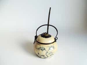 Niet of onleesbaar gesigneerd - Chinees porselein potje met decoratie en karakters verkocht voor € 10!