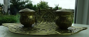 Curiosa - Art Nouveau koperen inkststel: blad-, inktpot, zandpotje en houders voor pennen kopen? Bied vanaf 75!