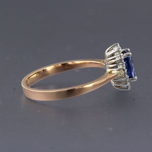 18K Goud - entourage ring met saffier en briljant geslepen diamant kopen? Bied vanaf 395!