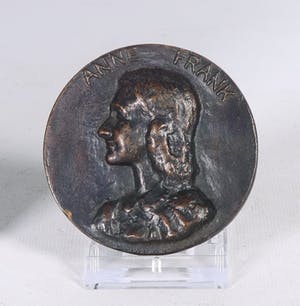 Bep van den Bergh - Bronzen penning, Anne Frank kopen? Bied vanaf 40!