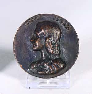 Bep van den Bergh - Bronzen penning, Anne Frank verkocht voor € 40!