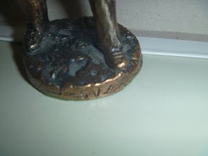 Niet of onleesbaar gesigneerd - fraai bronzen beeldje van havenarbeider met een zak op schouder kopen? Bied vanaf 1!