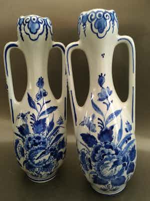 Porceleyne Fles - set van twee vaasjes met oren met prachtig handbeschilderd bloem decor. verkocht voor € 20!