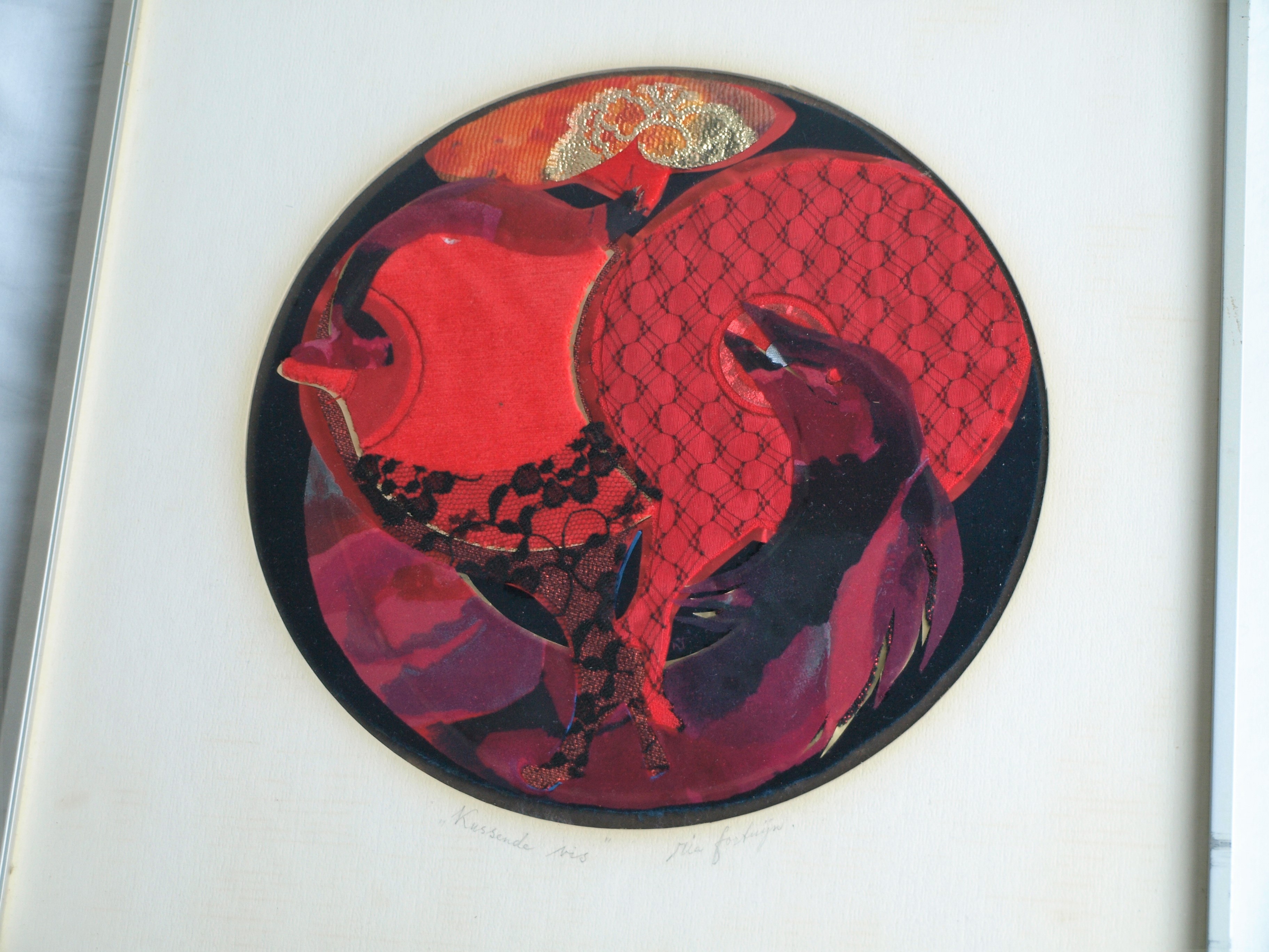 Ria Fortuijn - Kussende vis – Textiel – gesigneerd & ingelijst  kopen? Bied vanaf 15!