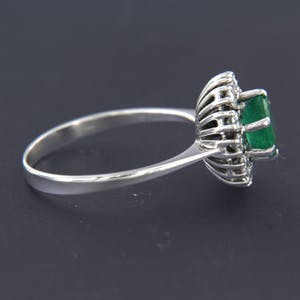 18K Goud - witgouden ring bezet met smaragd en briljant geslepen diamanten kopen? Bied vanaf 500!