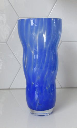 Niet of onleesbaar gesigneerd - Blauwe gewolkte dikwandige glazen vaas kopen? Bied vanaf 10!