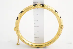 148- Surinaamse 22 krt ged. geel-gouden armband met zwarte uitgesneden harten kopen? Bied vanaf 310!