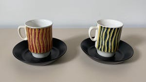Floris Meydam - Twee hand beschilderde platelen kop - en schotels - Kunstaardewerkfabriek Regina kopen? Bied vanaf 1!