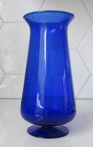 Niet of onleesbaar gesigneerd - Drie blauwe vintage glazen vazen kopen? Bied vanaf 1!