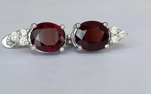 Acheter18 Kt witgouden oorbellen met rode robijnen ca 4,00 crt  en diamanten? Enchérissez de 1400!