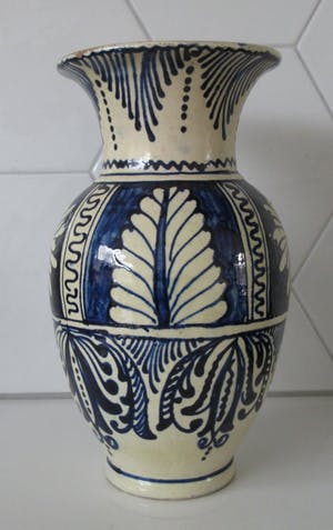 Niet of onleesbaar gesigneerd - Blauwe witte Volksaardewerken vaas voorzien van slibglazuur kopen? Bied vanaf 1!