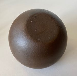 Cor Unum - Space Age bruine aardewerken kogelasbak en twee kandelaren ontwerp Theo Potmeer kopen? Bied vanaf 1!
