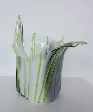 Willem Heesen - Glasobject, Grote wit / zwarte vaas met gele strepen kopen? Bied vanaf 250!