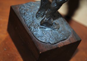 Carel Kneulman - het Lieverdje - brons - hoogte 16.5 cm - incl. kunstboek kopen? Bied vanaf 275!