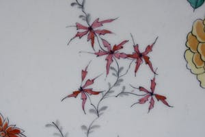 Niet of onleesbaar gesigneerd - Prachtige Orginele Porseleinen Kakimon Schotel Bloemen op Rots Partij en Insekt kopen? Bied vanaf 1!