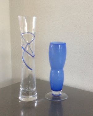 Niet of onleesbaar gesigneerd - VIER BLAUWE GLAZEN VAZEN kopen? Bied vanaf 1!