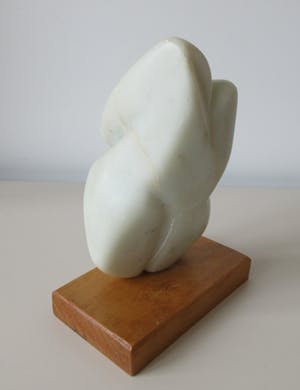 Niet of onleesbaar gesigneerd - Abstract spekstenen beeld "De Omhelzing" op houten sokkel kopen? Bied vanaf 10!