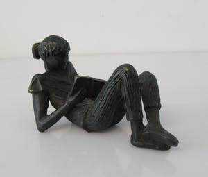 Niet of onleesbaar gesigneerd - Bronzen figuur van een meisje dat een boek leest kopen? Bied vanaf 1!