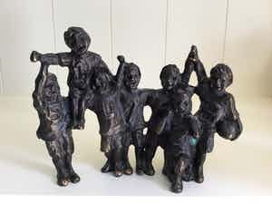 Astrid Veldhuyzen-Koppen - Sculptuur “ A WINNING TEAM “. Gesigneerd verkocht voor € 55!