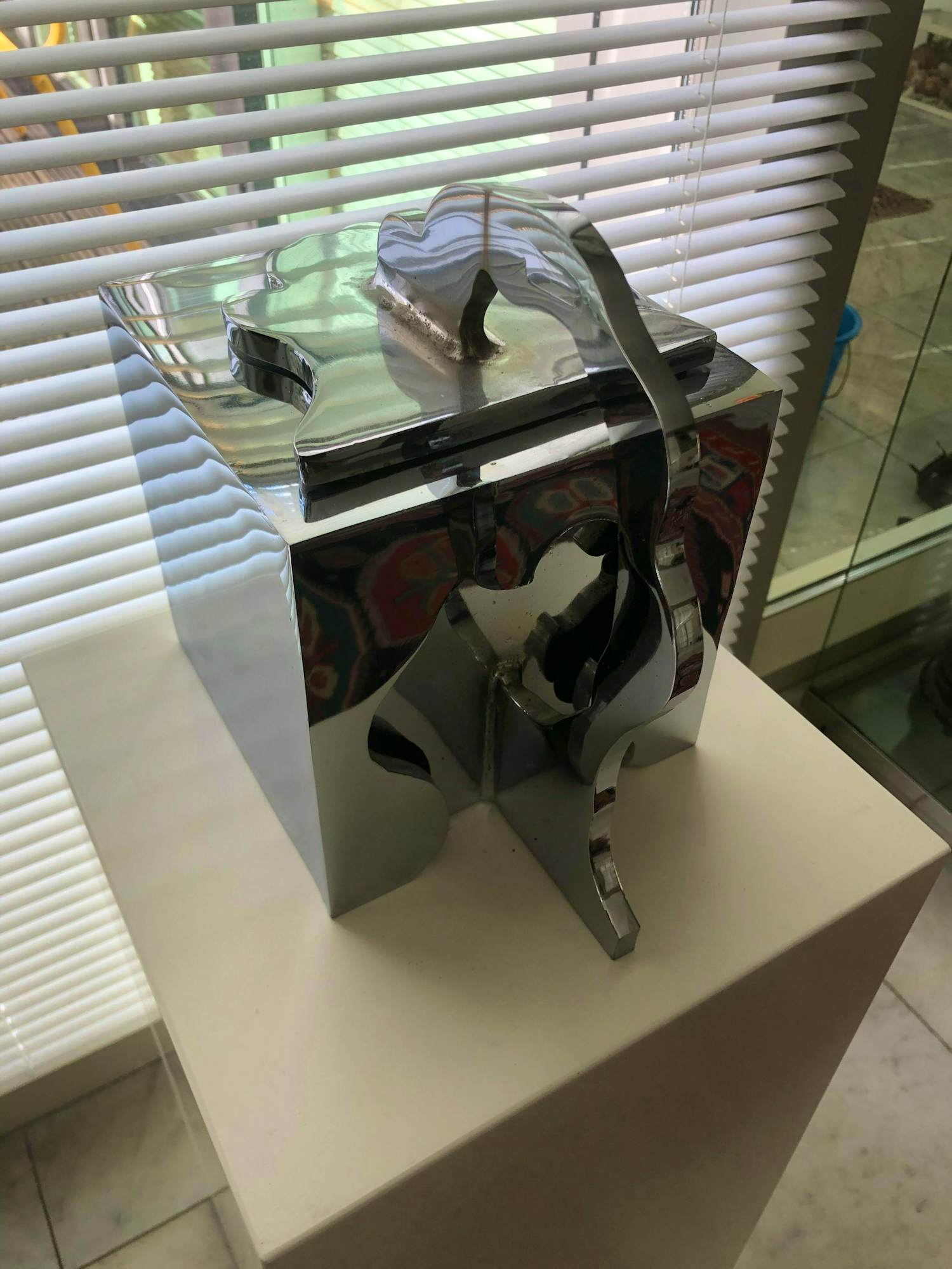 Cornelius Rogge - Tweedelig verchroomd metalen object of Open kubus met één handgreep kopen? Bied vanaf 450!