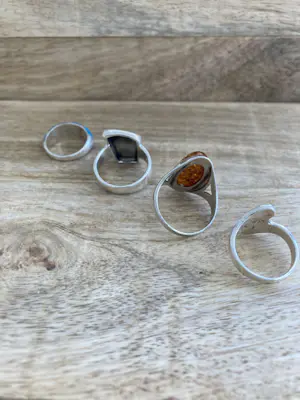 Een Lotje van vier zilveren ringen met kleurstenen. kopen? Bied vanaf 39!