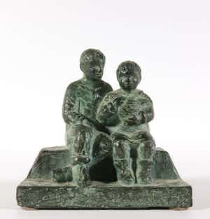 Karin Beek - Aandoenlijk bronzen beeld van twee kinderen met kip op een bankje verkocht voor € 350!