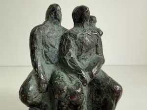 Karin Beek - bronzen sculptuur | 'Familie op een bank' kopen? Bied vanaf 100!