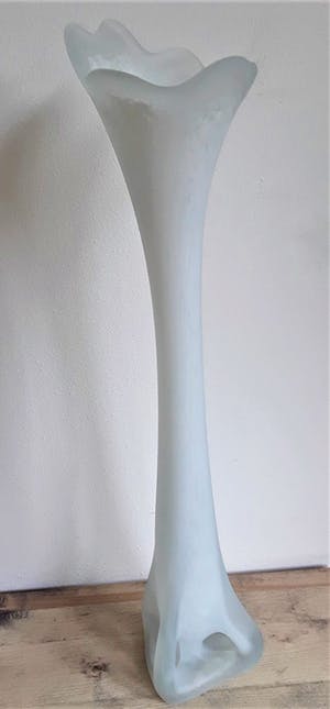 Curiosa - Handgeblazen design vaas/kunst sculptuur: vermoedelijk Fidrio met White Granulat kopen? Bied vanaf 1!