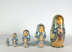 Niet of onleesbaar gesigneerd - Aardewerk en hout, Lot van Marokkaanse schaal en matroesjka's kopen? Bied vanaf 1!