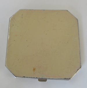 Niet of onleesbaar gesigneerd - Art deco Franse emaille en metalen achthoekige poederdoos kopen? Bied vanaf 10!