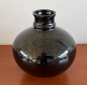 Niet of onleesbaar gesigneerd - Kunstkeramisch zwart bol of schoorsteenvaasje kopen? Bied vanaf 1!