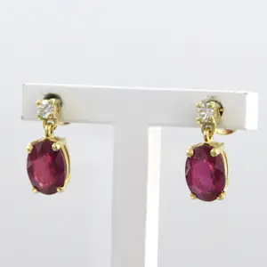 18k geelgouden oorhangers bezet met robijn en diamant tot. 0.10ct kopen? Bied vanaf 550!