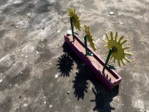 Peter Bastiaanssen - Zonnebloemen in Roze Bak - Hout kopen? Bied vanaf 1!