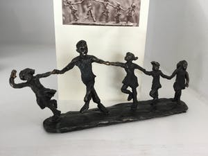Astrid Veldhuyzen-Koppen - Bronzen sculptuur “ Kinderspel “ kopen? Bied vanaf 30!