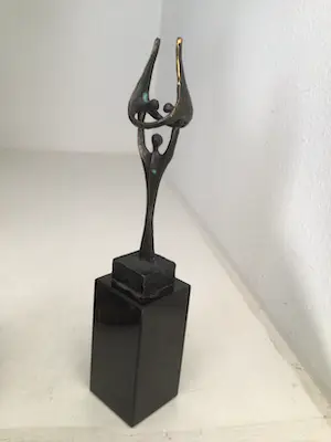 Corry Ammerlaan - Sculptuur “ Elkaar op handen dragen “ Gesigneerd kopen? Bied vanaf 1!