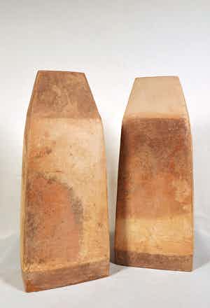 Dorothé van den Berg - Twee keramieken huisvormige objecten verkocht voor € 1!