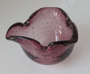 Niet of onleesbaar gesigneerd - Paarse Murano glazen asbak met Bullicante (luchtbellen) techniek kopen? Bied vanaf 1!