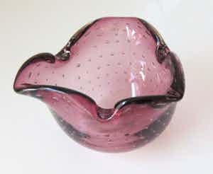 Niet of onleesbaar gesigneerd - Paarse Murano glazen asbak met Bullicante (luchtbellen) techniek verkocht voor € 1!