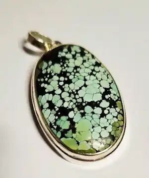 Buy In nieuwstaat zilveren hanger met Spider web Green Turquoise? Bid from 60!
