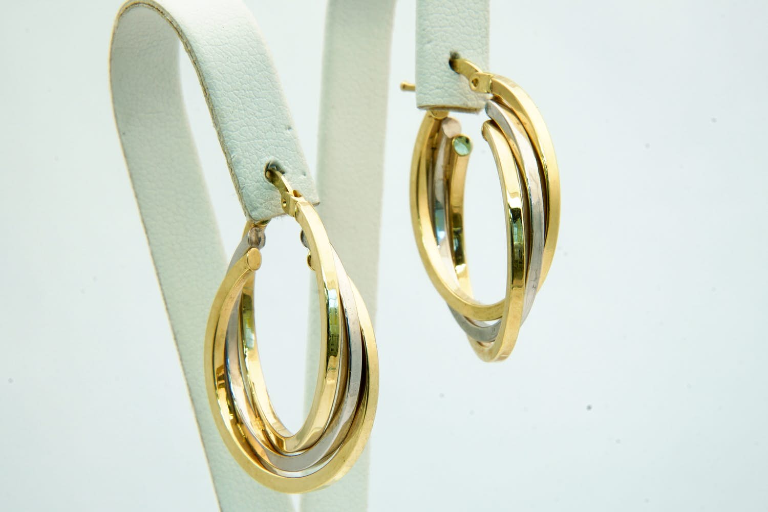 22 - Mooi paar 14 karaat gouden bicolor oorclips - "in elkaar gedraaid" model kopen? Bied vanaf 195!