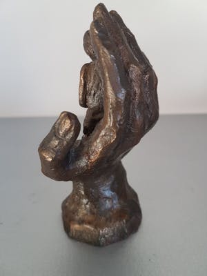 Astrid Veldhuyzen-Koppen - Beeld " Hand met lezend kind " kopen? Bied vanaf 35!