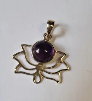 Lotus hanger gemaakt van 925 sterling zilver met een Amethist edelsteen kopen? Bied vanaf 45!