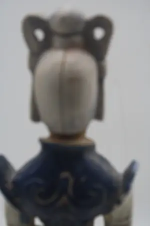 Niet of onleesbaar gesigneerd - Aardewerken Chinees Graffiguur van een Danseres met sancai (Driekleuren) loodsil kopen? Bied vanaf 1!