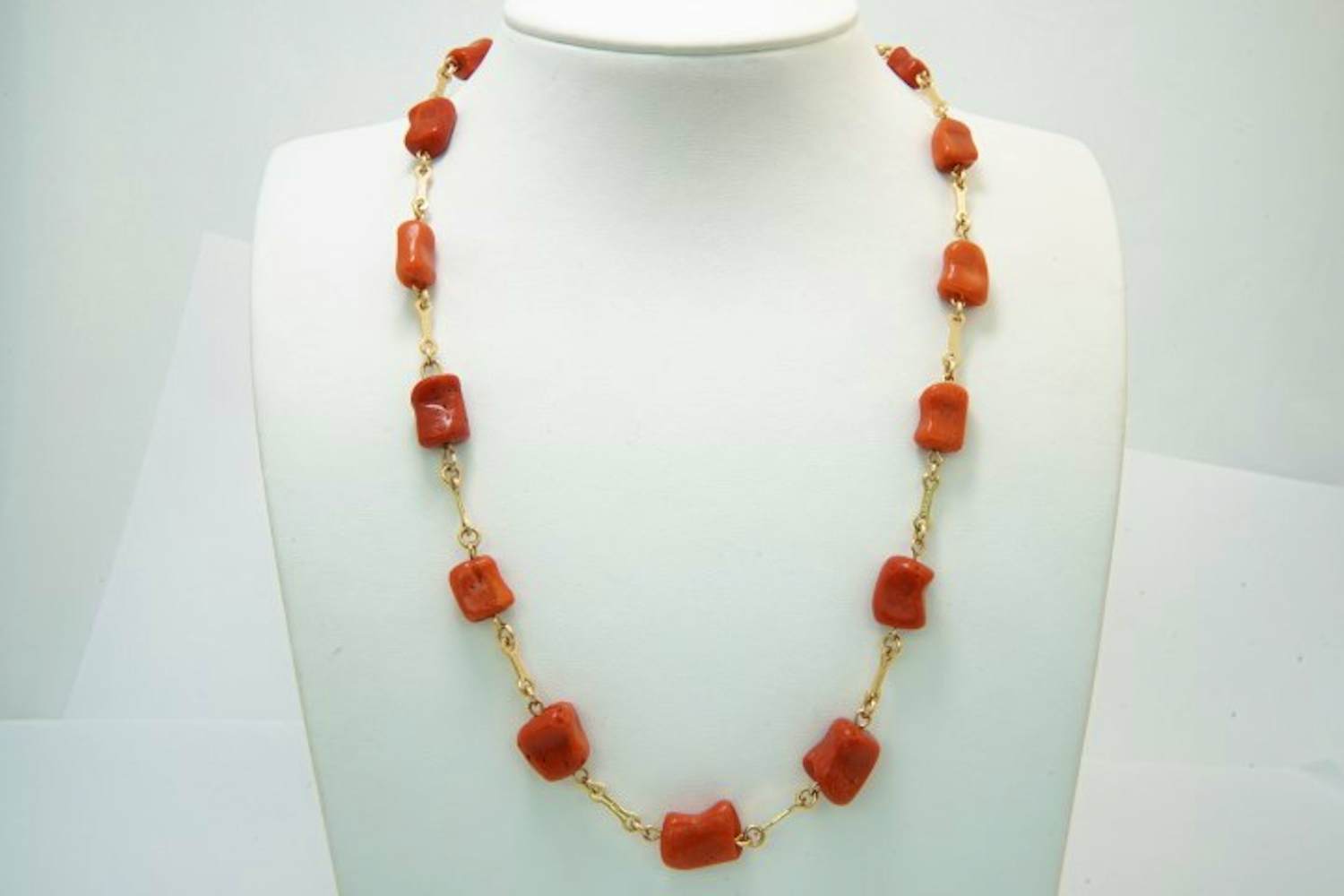 74 - Bijzonder vintage 14 karaats rosegouden halssieraad met bloedkoraal kopen? Bied vanaf 480!