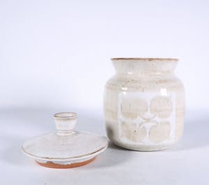 Dirk Hubers - Aardewerk, Dekselpot en schaal op voet kopen? Bied vanaf 80!