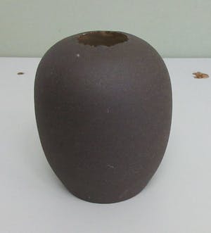 Lou Schwirtz - Eivormig keramisch vaasje met met ruw Aubergine kleurig glazuur kopen? Bied vanaf 38!