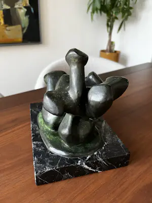 Carlos Castanedo - Bronzen sculptuur van liggend naakt figuur op marmeren sokkel kopen? Bied vanaf 250!